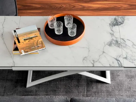 Tavolino allungabile con piano in ceramica effetto marmo Dakota di Calligaris