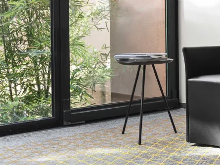 Tavolino sagomato con top in legno e gambe in metallo Tweet 01 di Calligaris