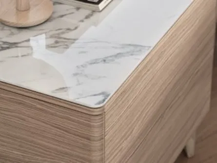 Comodino in legno con piano in ceramica effetto marmo Boston di Calligaris