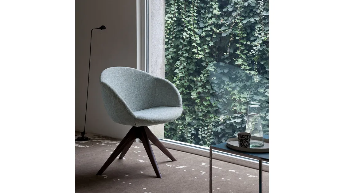 Poltroncina Bea in tessuto con base a raggera in legno di Dall'Agnese