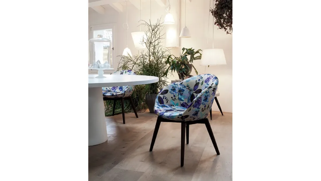 Poltroncina Bea in tessuto floreale con base in legno di Dall'Agnese