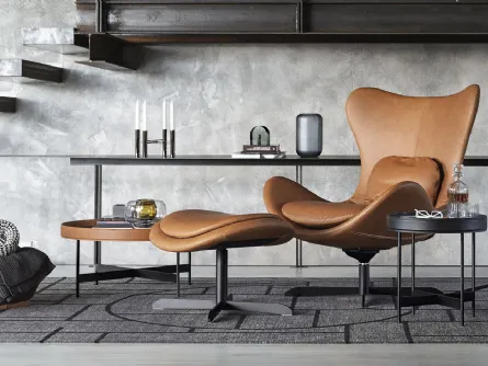 Poltrona in pelle con base in metallo girevole e basculante Relax con pouf Lazy Calligaris