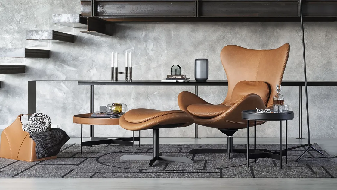 Poltrona in pelle con base in metallo girevole e basculante Relax con pouf Lazy Calligaris