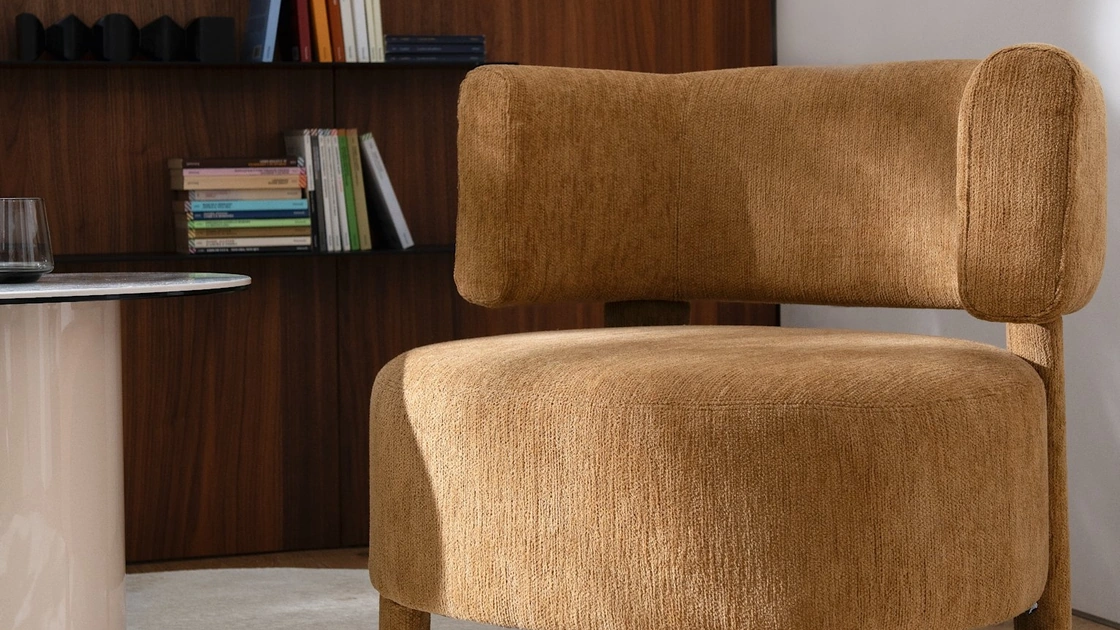 Poltroncina rivestita in tessuto Glen Soft di Calligaris