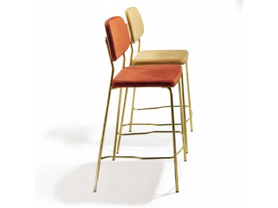 Sgabello Ginger Stool in velluto antimacchia arancio e senape con base in ottone lucido di La Seggiola