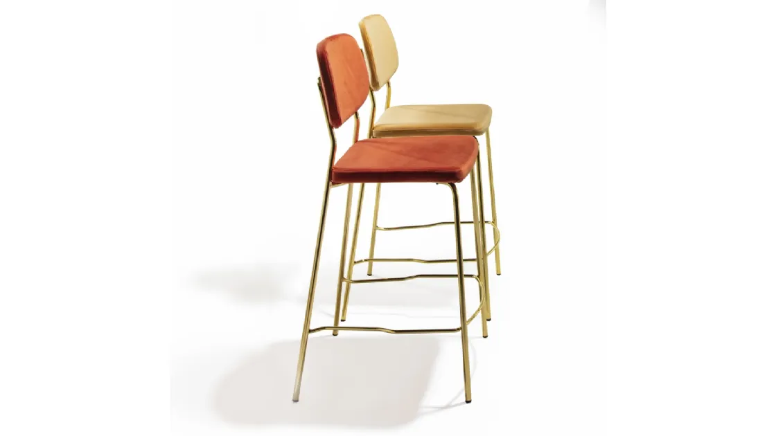 Sgabello Ginger Stool in velluto antimacchia arancio e senape con base in ottone lucido di La Seggiola