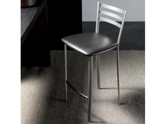 Sgabello Jody Stool 65 in metallo satinato con seduta in ecopelle di La Seggiola