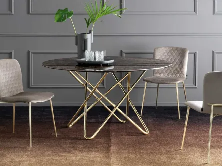 Sedia Love in tessuto trapuntato con gambe in ottone lucido di Calligaris