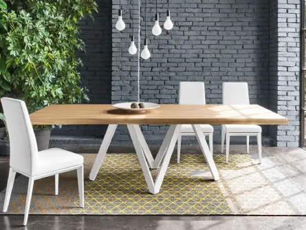 Tavolo con piano in legno e basamento in metallo Cartesio di Calligaris