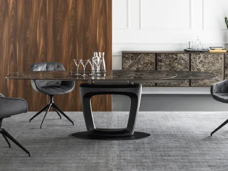 Tavolo ellittico allungabile con piano in ceramica e basamento in poliuretano con piastra in metallo Orbital di Calligaris